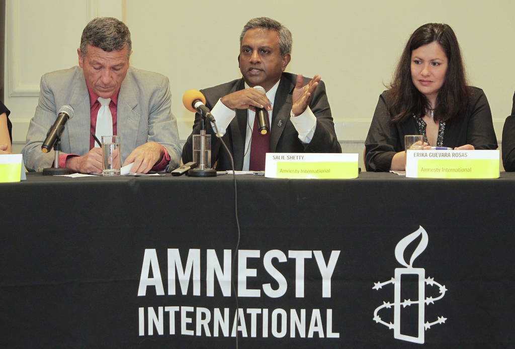 Salil Shetty (c), secretario general de Amnistía Internacional. Explotación laboral para Mundial 2022