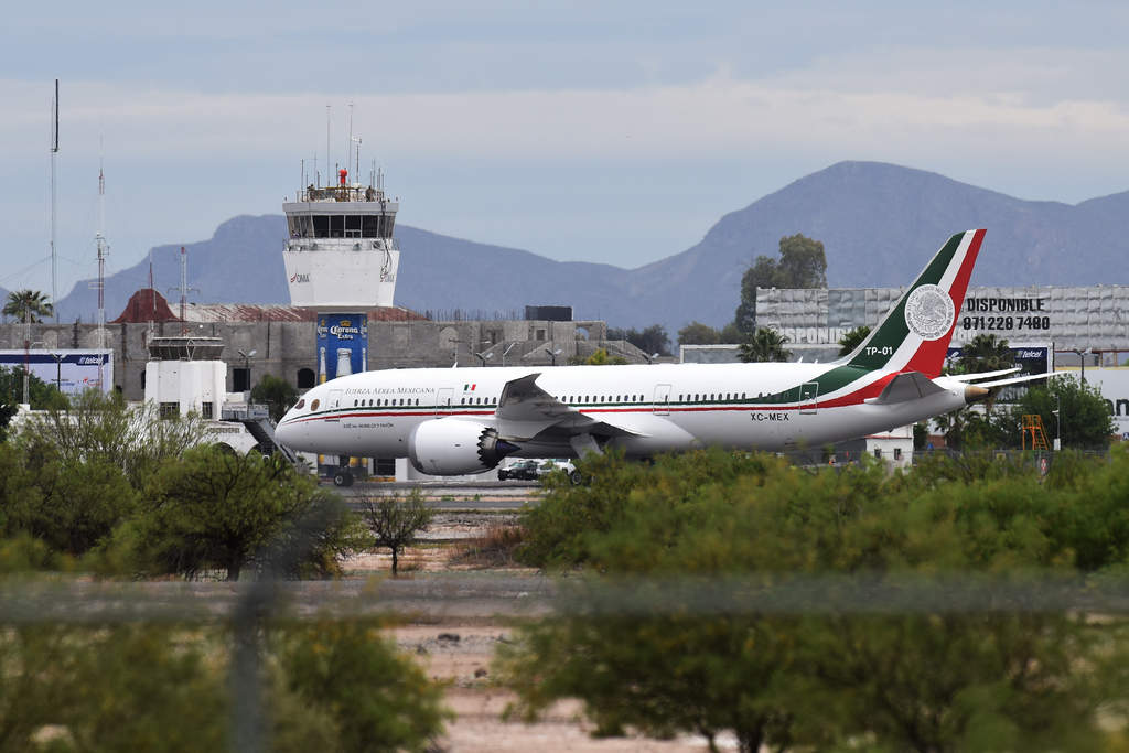 De viaje. El avión ‘José María Morelos y Pavón’ TP-01, estuvo ayer en el Aeropuerto de Torreón.