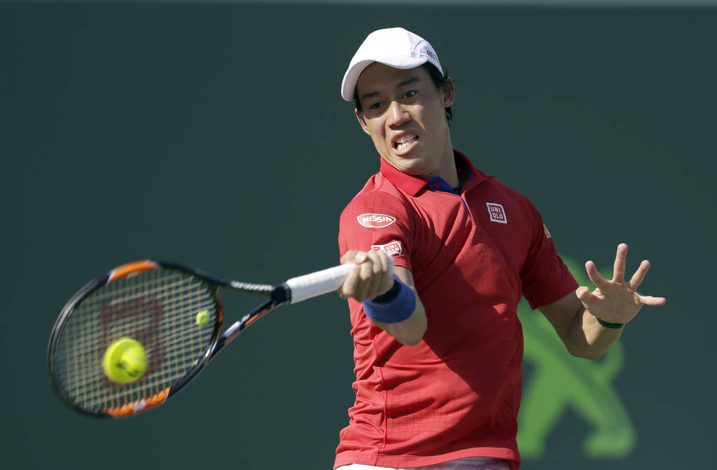 El japonés Kei Nishikori devuelve la pelota al francés Gael Monfil, durante el Abierto de Tenis de Miami. (AP)