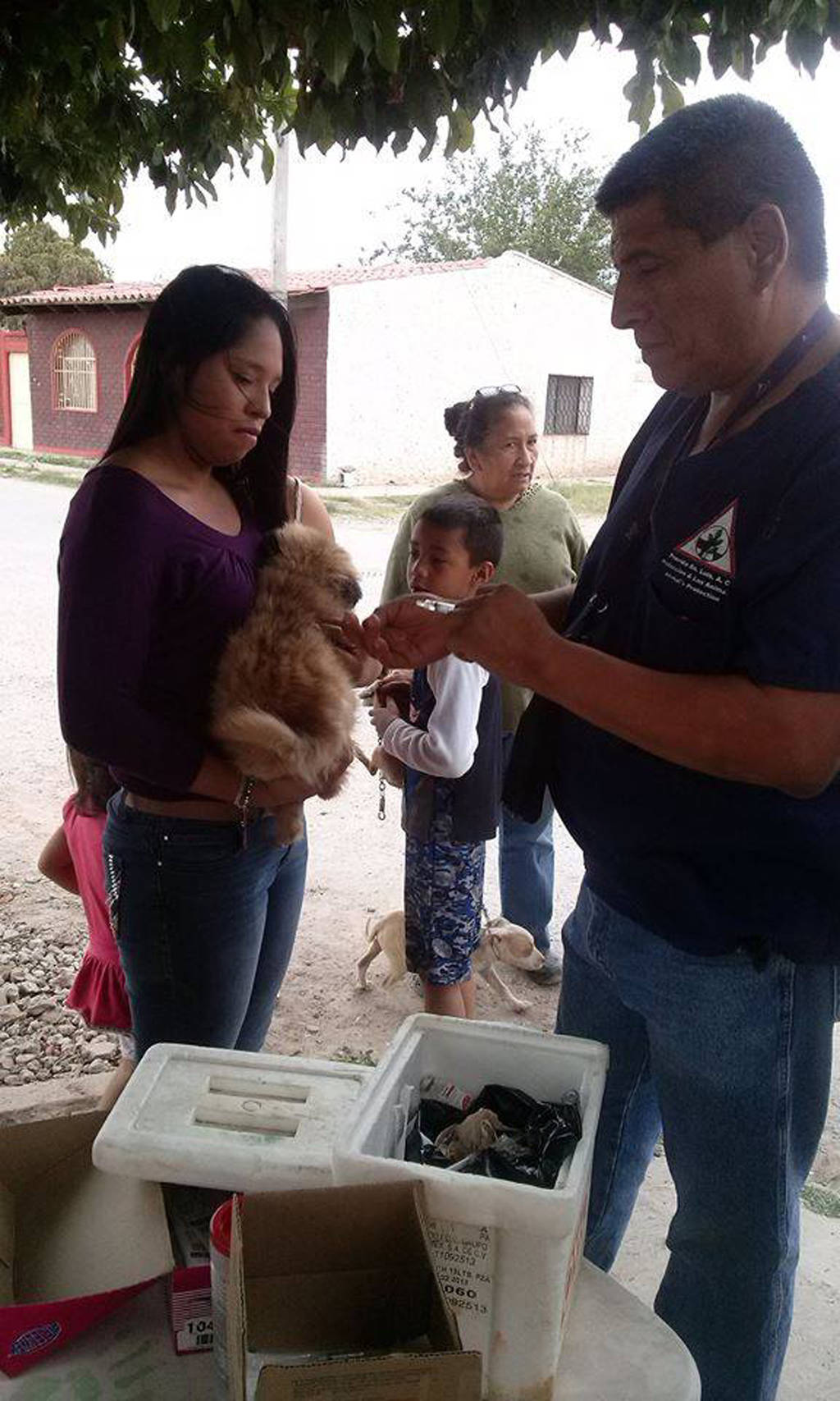 Acuden. Personal de Salud Municipal visita colonias y ejidos para vacunar animales. (ROBERTO ITURRIAGA)