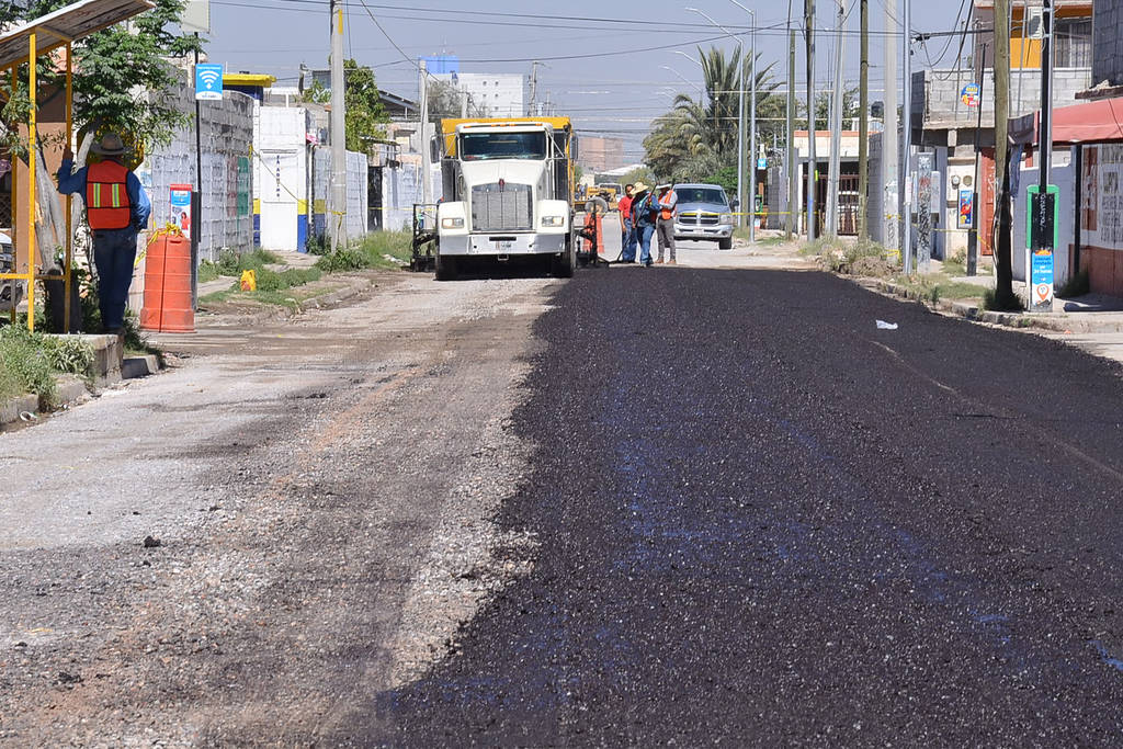 Recursos. El Impuesto Sobre Nóminas financiará con 50 millones de pesos este año, al programa de pavimentación que se realiza en Torreón. Actualmente se trabaja en Rincón La Merced. (Fernando Compeán)