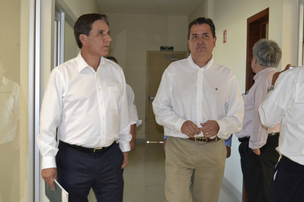 Recorren. Manuel Quintero  y José Antonio Gutiérrez recorren las instalaciones donde estará el Centro de Energías Renovables. (EDITH GONZÁLEZ)