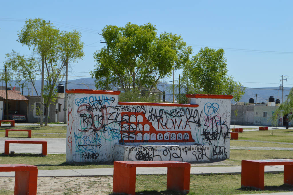 Abandono. La plaza pública de la colonia Campo Nuevo Zaragoza se observa totalmente afectada por rayones de grafiti. (ROBERTO ITURRIAGA)