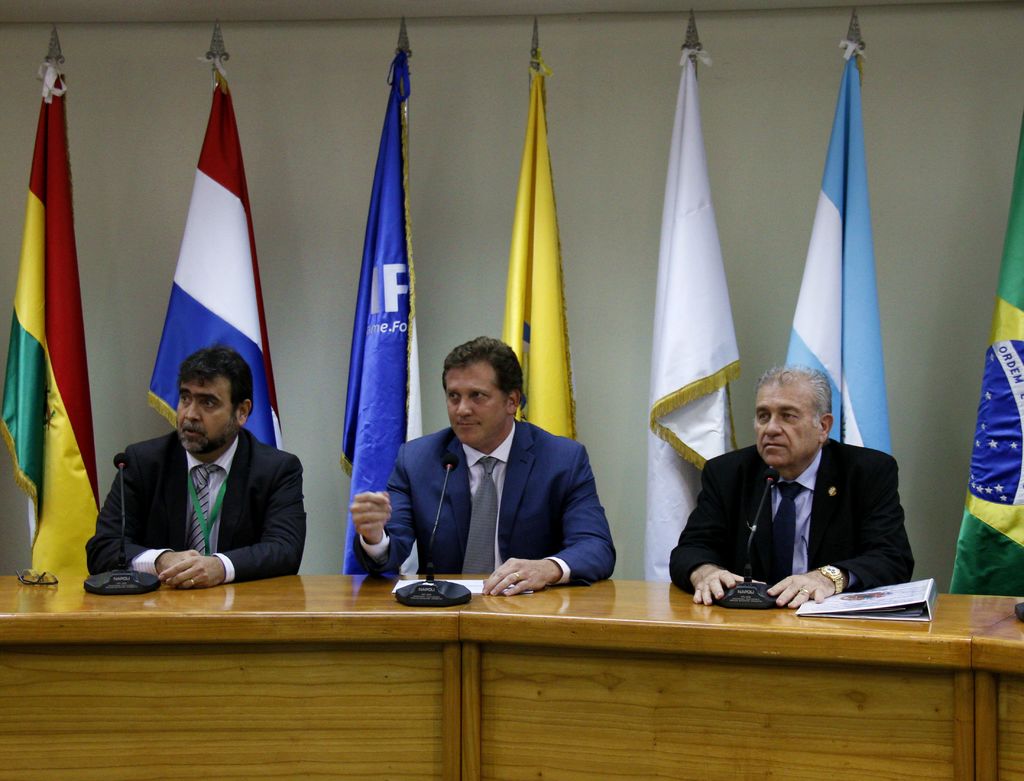 El presidente de la Conmebol Alejandro Domínguez (c) participa en una rueda de prensa. (EFE)