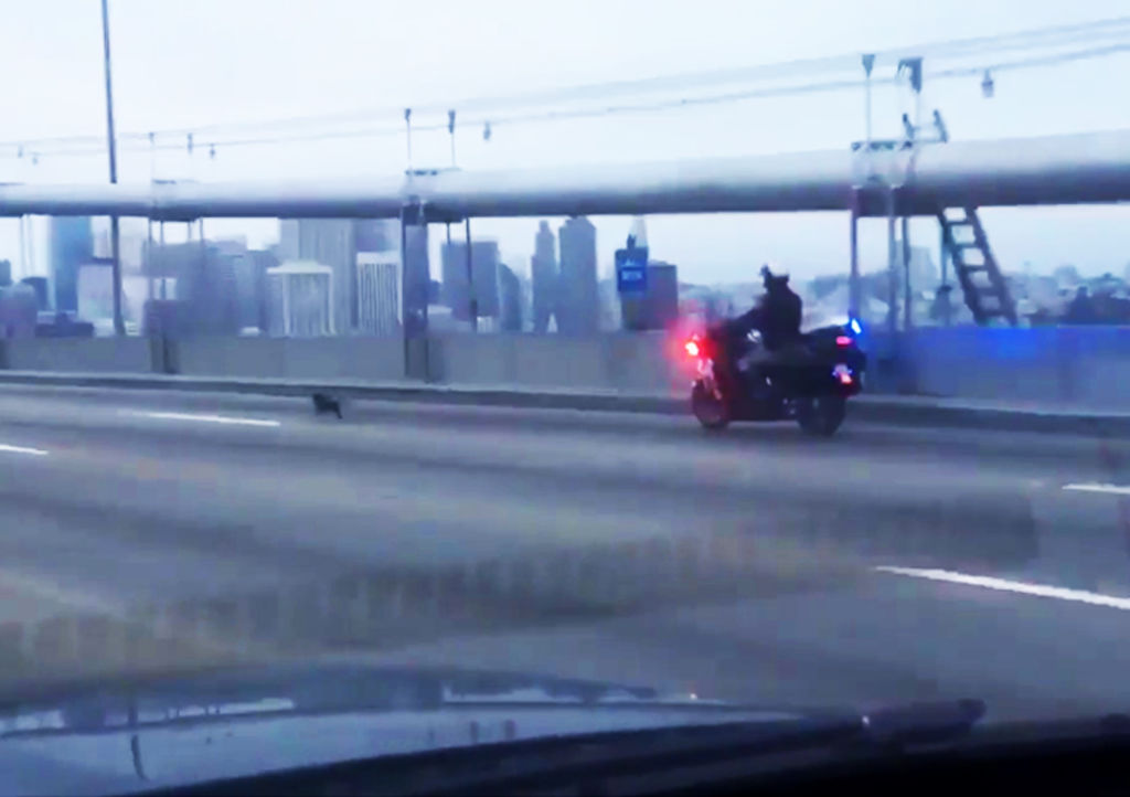 El can provocó una movilización policiaca en un conocido puente de Oakland. (YOUTUBE)