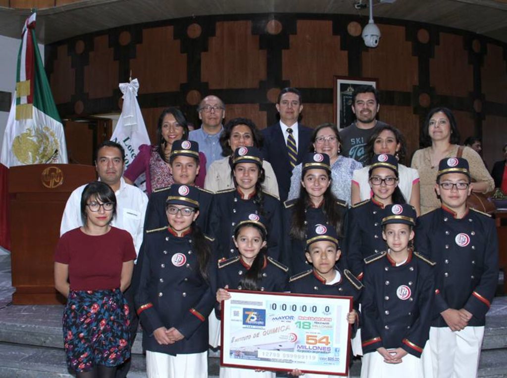 El segundo premio fue para el número 25567 que fue vendido en la ciudad de Torreón y la capital del país. Los reintegros corresponden a los números 2, 7 y 4. (ESPECIAL)