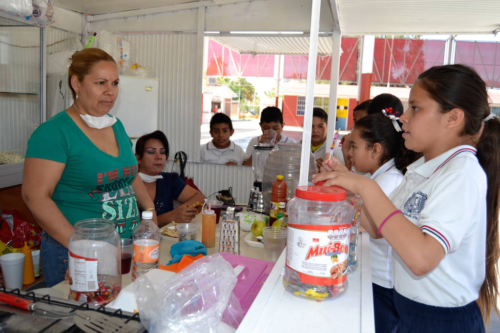Regulan. La venta de alimentos chatarra está prohibida en las escuelas, y no impide a los padres llevarles comida en el receso. (EDITH GONZÁLEZ)