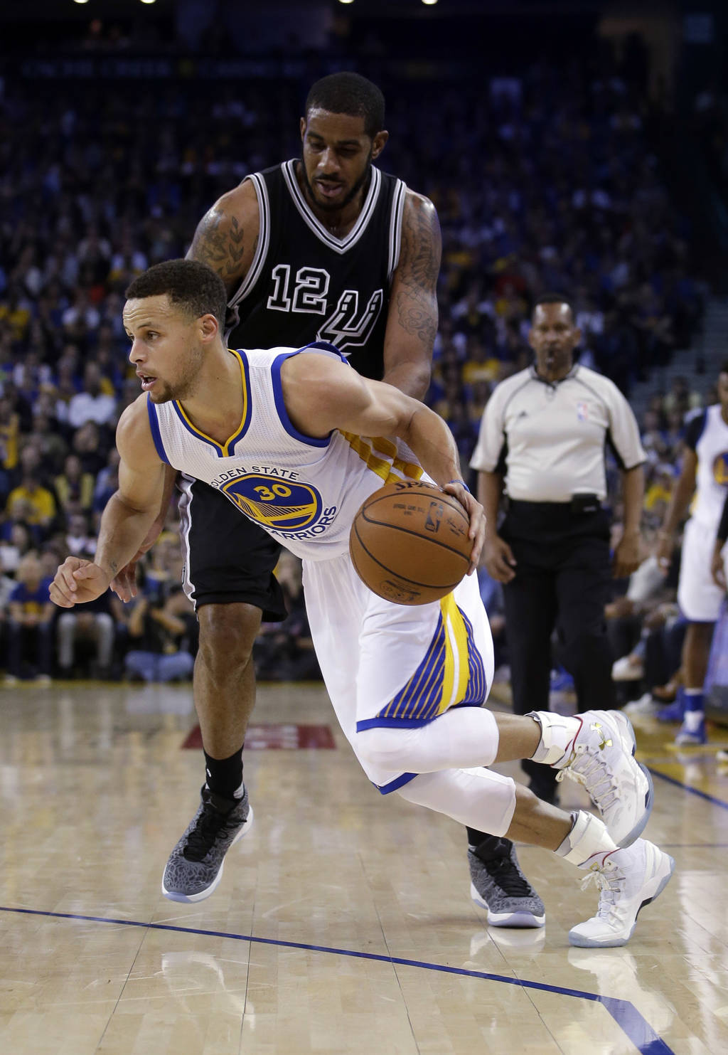 Stephen Curry. Warriors suman su victoria número 70 a costa de Spurs 