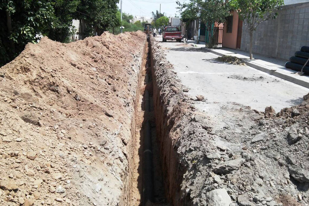 Tubería. En la zona había una tubería de drenaje general inadecuada para las viviendas y está siendo sustituida por otra mejor. 