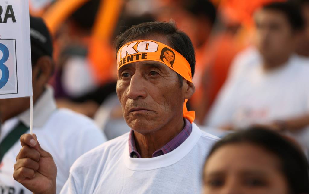 Comicios.Un peruano simpatizante de Keiko Fujimori participa en un mitin a favor de la hija del exdictador. (EFE)