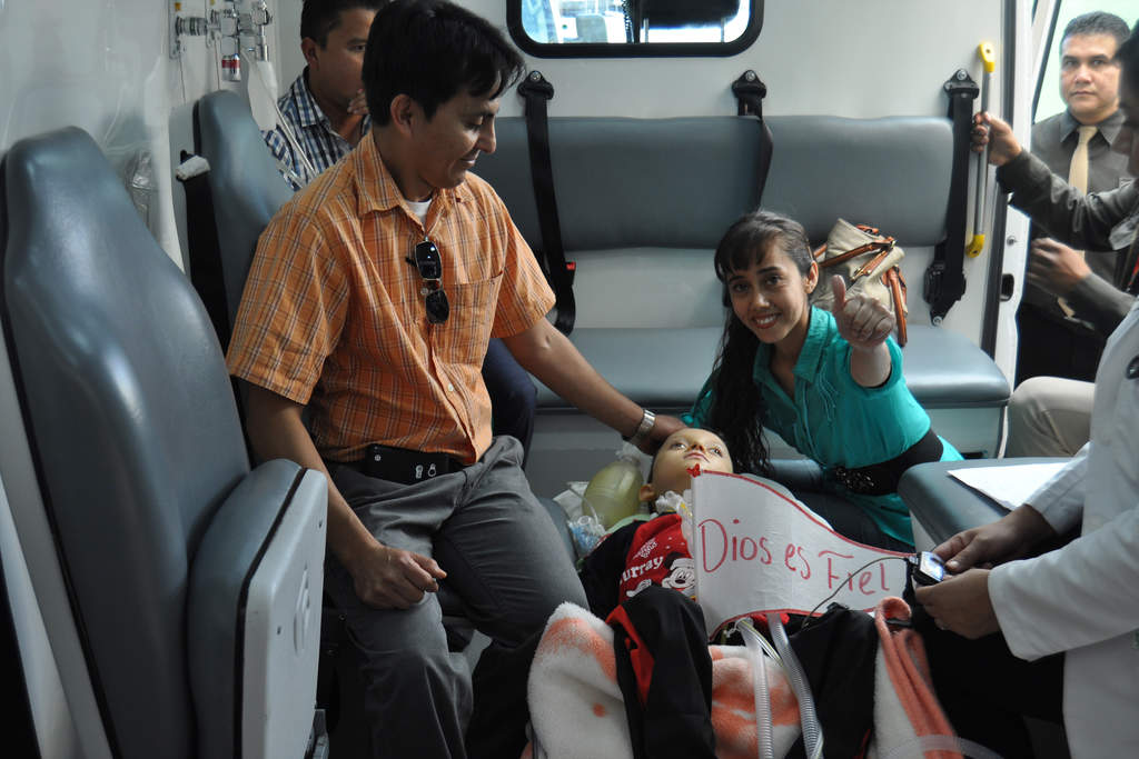 El regreso. Aquí, sus padres, Carlos y Sandra, acompañan a Elías en la ambulancia que lo llevaría de regreso a casa. (ARCHIVO)