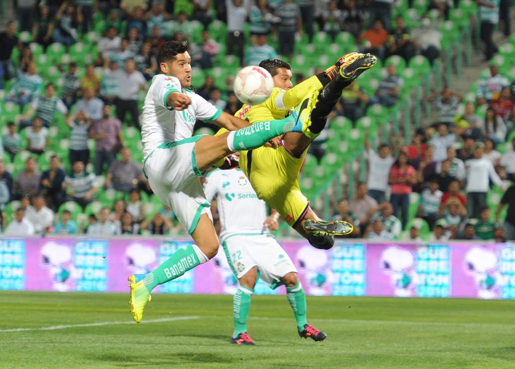Javier Orozco tuvo la oportunidad para marcar el tercer gol, sin embargo la estrelló en el arquero Melitón Hernández. (RAMÓN SOTOMAYOR)
