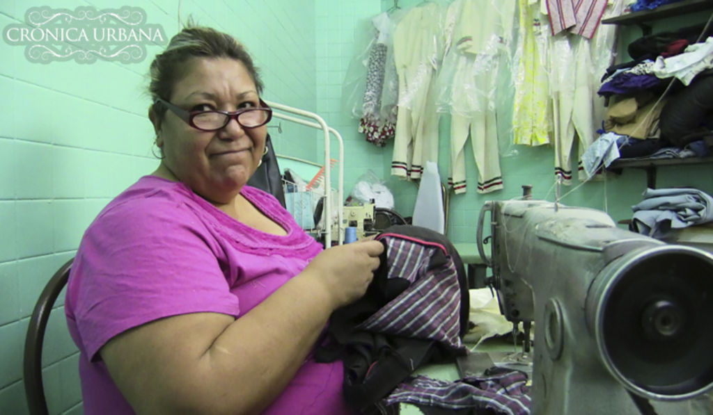 María Luisa, una mujer que se dedica a la costura desde hace treinta años. (SIGLO TV)