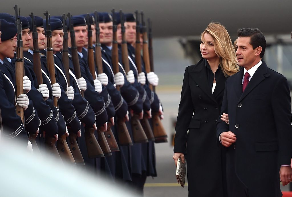 En honor por la llegada del presidente mexicano se detonaron salvas y 24 guardias de honor formaron una valla, mientras el primer mandatario y su esposa caminaron por la alfombra roja hacia la comitiva de recepción. (EFE) 

