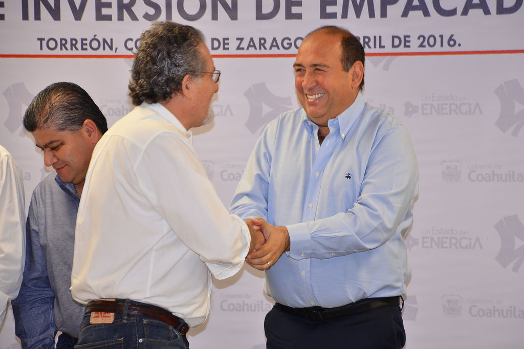 Rubén Moreira felicitó a la familia Barboglio, fundadora de este Grupo Empresarial. (FERNANDO COMPEÁN)