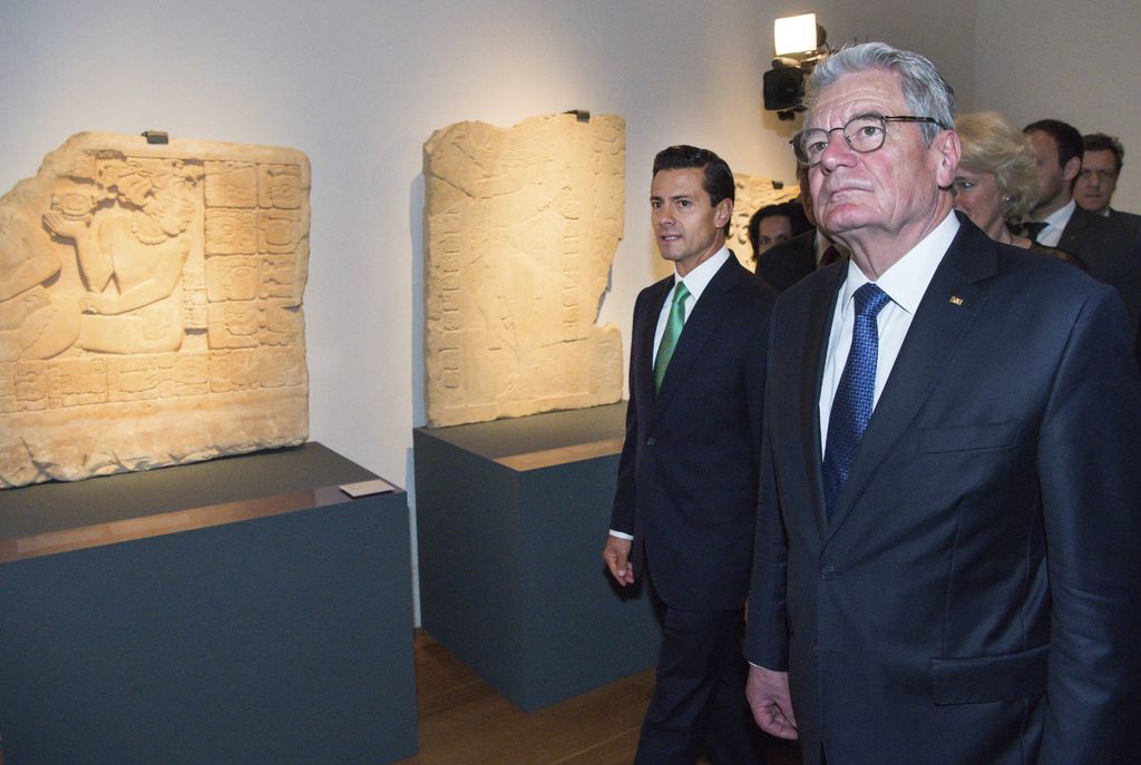 Tras recorrer la exposición “Los Mayas: lenguaje de la belleza” en el Museo Martin Gropius Bau, junto con el presidente alemán Joachim Gauck, el mandatario mexicano recordó el muro que dividió a Alemania. (EFE)