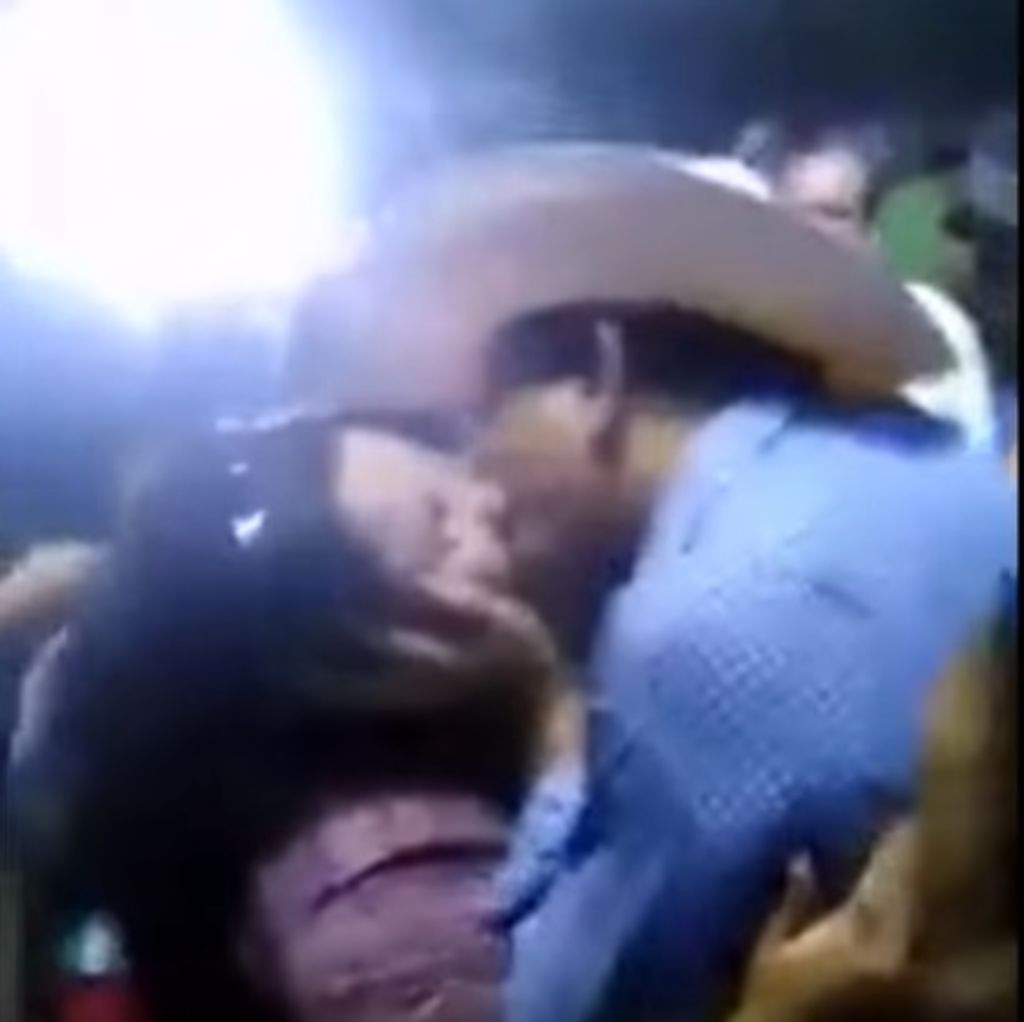 El polémico alcalde fue captado besando a una mujer durante una fiesta. (YOUTUBE) 