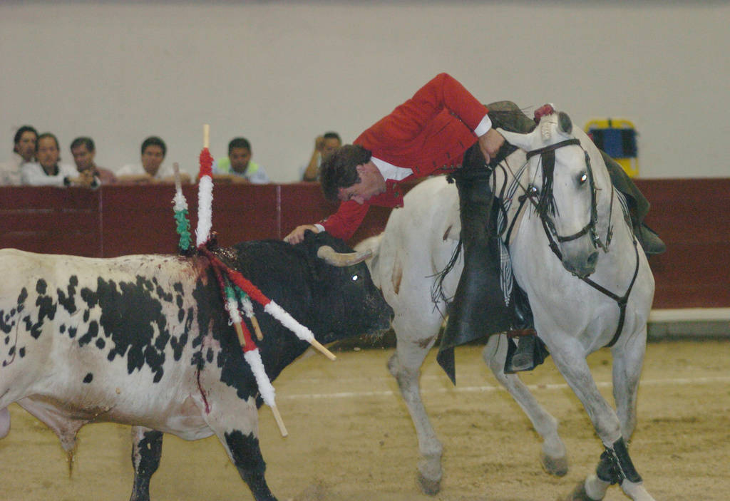 Las ingeniosas y arriesgadas suertes a caballo que realiza Pablo Hermoso de Mendoza siguen siendo un espectáculo invaluable. (Archivo)