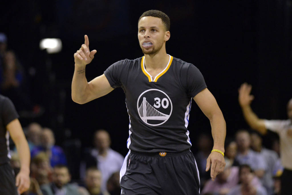 Stephen Curry y los Warriors de Golden State buscarán hoy ser el primer equipo en la historia de la NBA que consigue 73 victorias en una campaña de 82 partidos. (AP) 