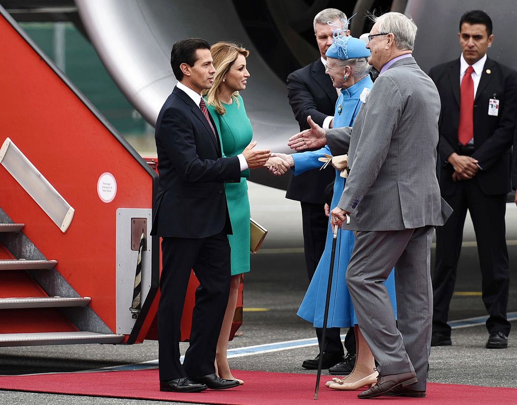 Peña Nieto fue recibido al pie del avión presidencial 'José María Morelos y Pavón' por la Reina Margarita II. (EFE)