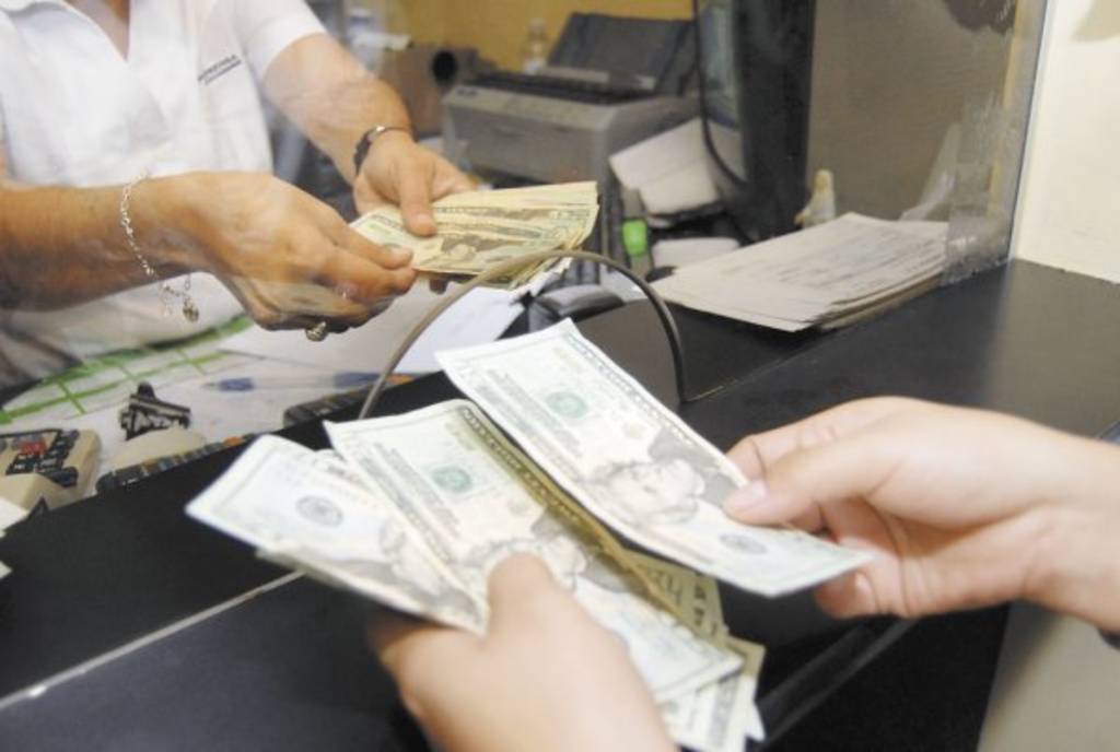 Dólares. Una encuesta revela que los mexicanos estarían dispuestos a pagar hasta cinco dólares por el envío de remesas.