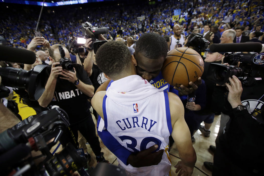 Stephen Curry y Draymond Green se abrazan tras el encuentro. (AP)