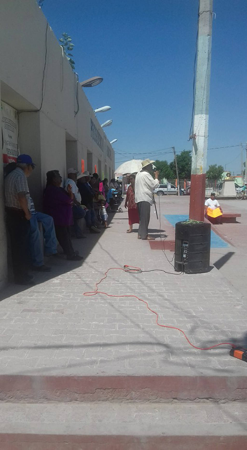 Inconformes. Habitantes de Tlahualilo se manifiestan en la presidencia municipal para exigir solución a la escasez de agua.