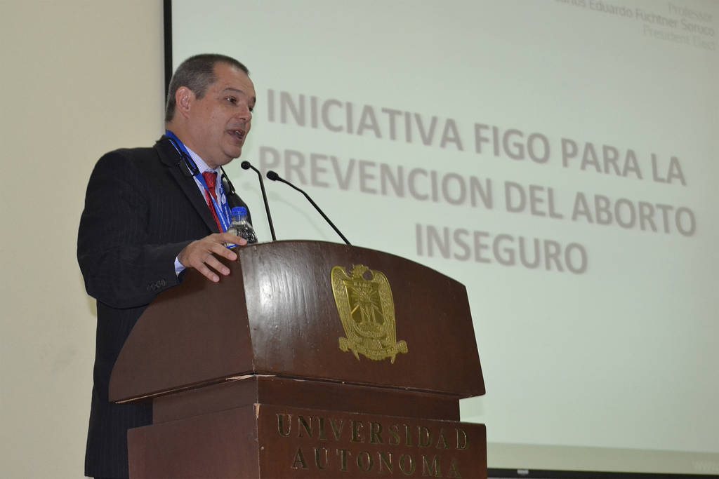 Conferencia. Carlos Futchner, presidente electo de la FIGO expone el tema del aborto inseguro. (EDITH GONZÁLEZ)