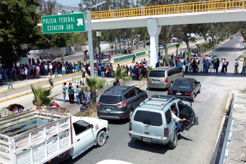 En Oaxaca, Chiapas y Michoacán, maestros disidentes realizaron bloqueos y protestas contra la Reforma Educativa. (EL UNIVERSAL)