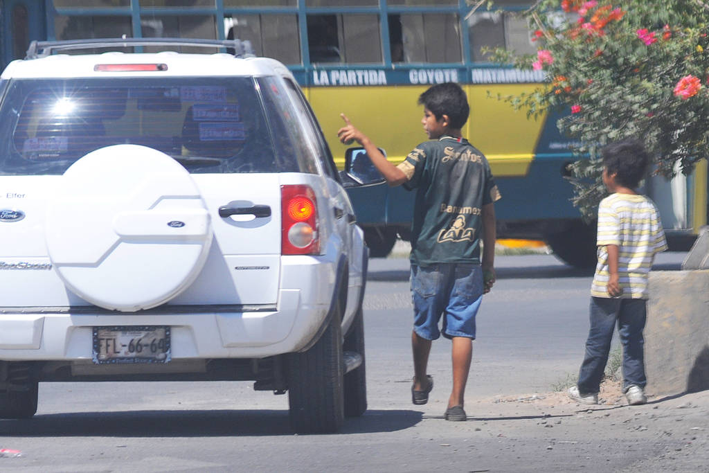 Vigilancia. Han detectado a menores trabajadores ofreciendo flores o cuidando autos en el Distrito Colón.