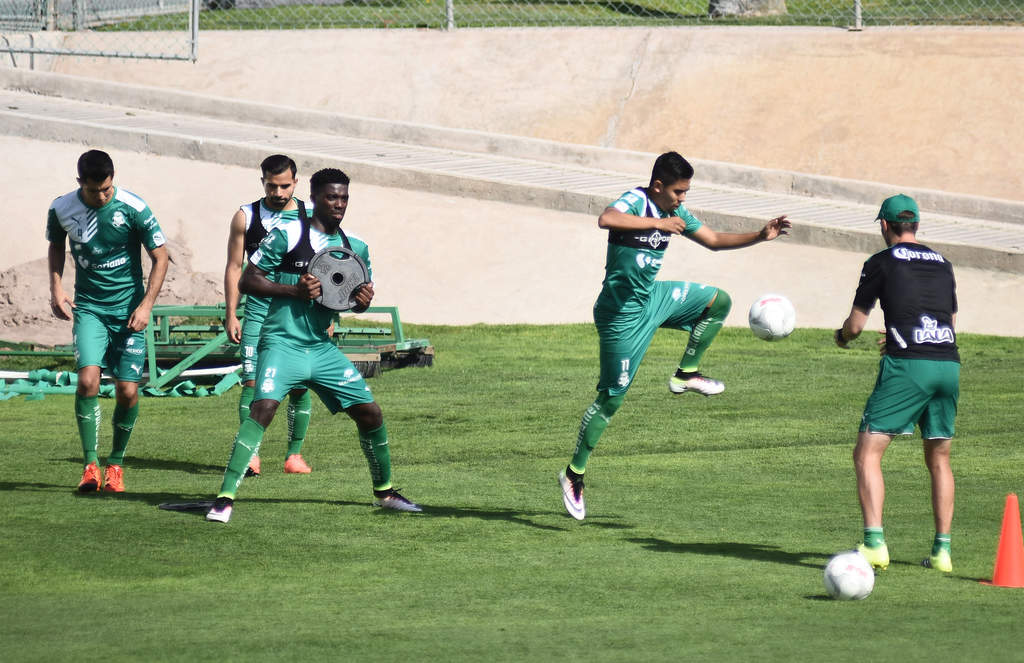 Los Guerreros del Santos Laguna continuaron ayer con sus entrenamientos en una de las canchas del Territorio Santos Modelo. (Fotografía de Jesús Galindo)