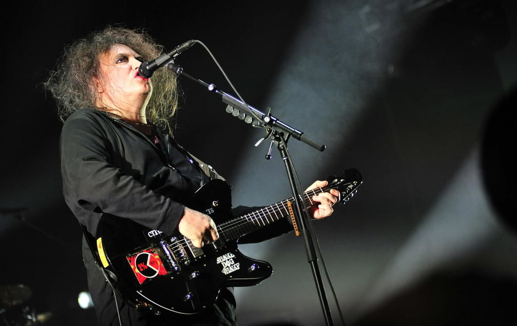 El músico británico Robert Smith, líder y vocalista del grupo de rock The Cure, cumple este jueves 57 años de vida en medio de los preparativos de la gira internacional que realizará la banda. (ARCHIVO)