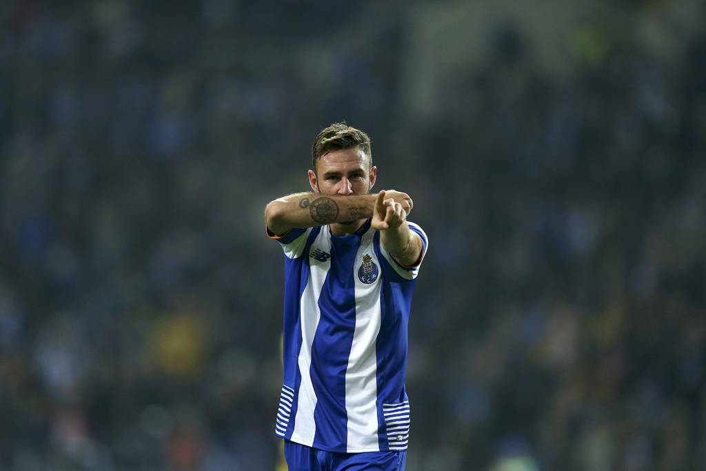 Miguel Layún tendría un pie fuera del Porto por el alto costo de su carta. (EFE)