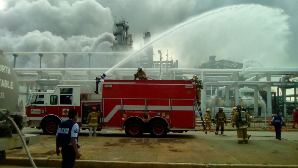 Apagafuegos. Con la efectiva actuación de los bomberos se pudo controlar el siniestro en la planta.