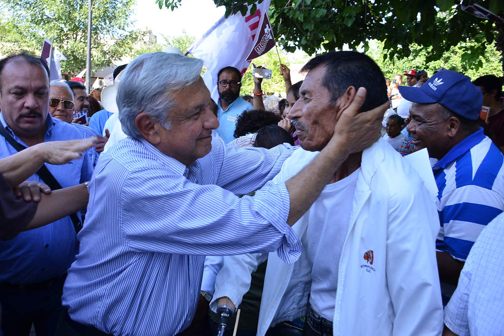 Visita. A su llegada a Gómez Palacio,Andrés Manuel López Obrador, fue recibido por decenas de militantes y simpatizantes.