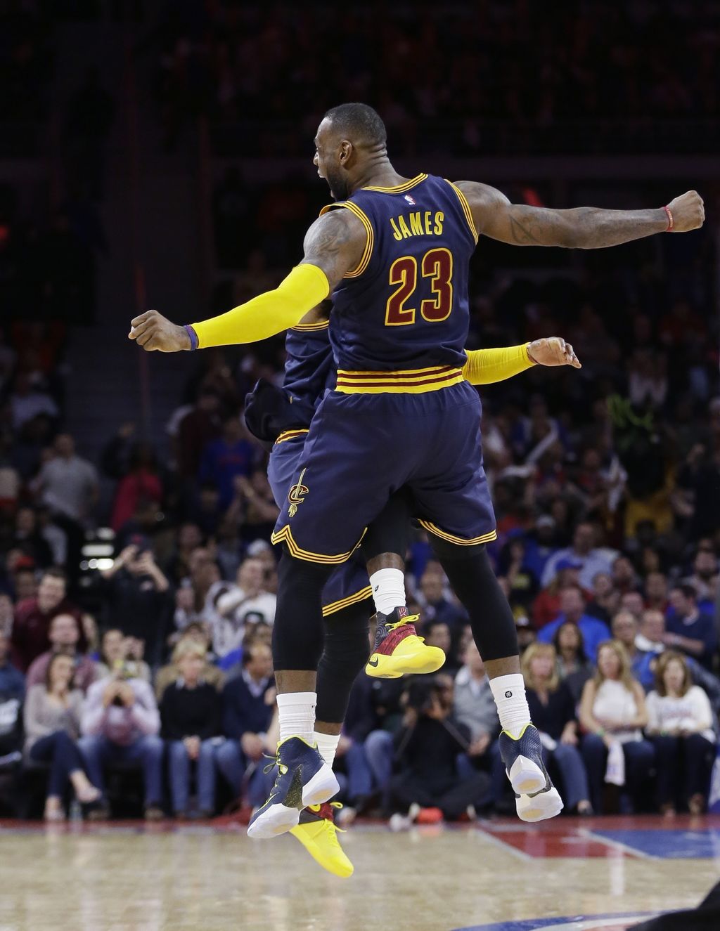 De nuevo Lebron James fue uno de los artífices de la victoria de esta noche al anotar 20 puntos con 13 asistencias y 7 rebotes. (AP)