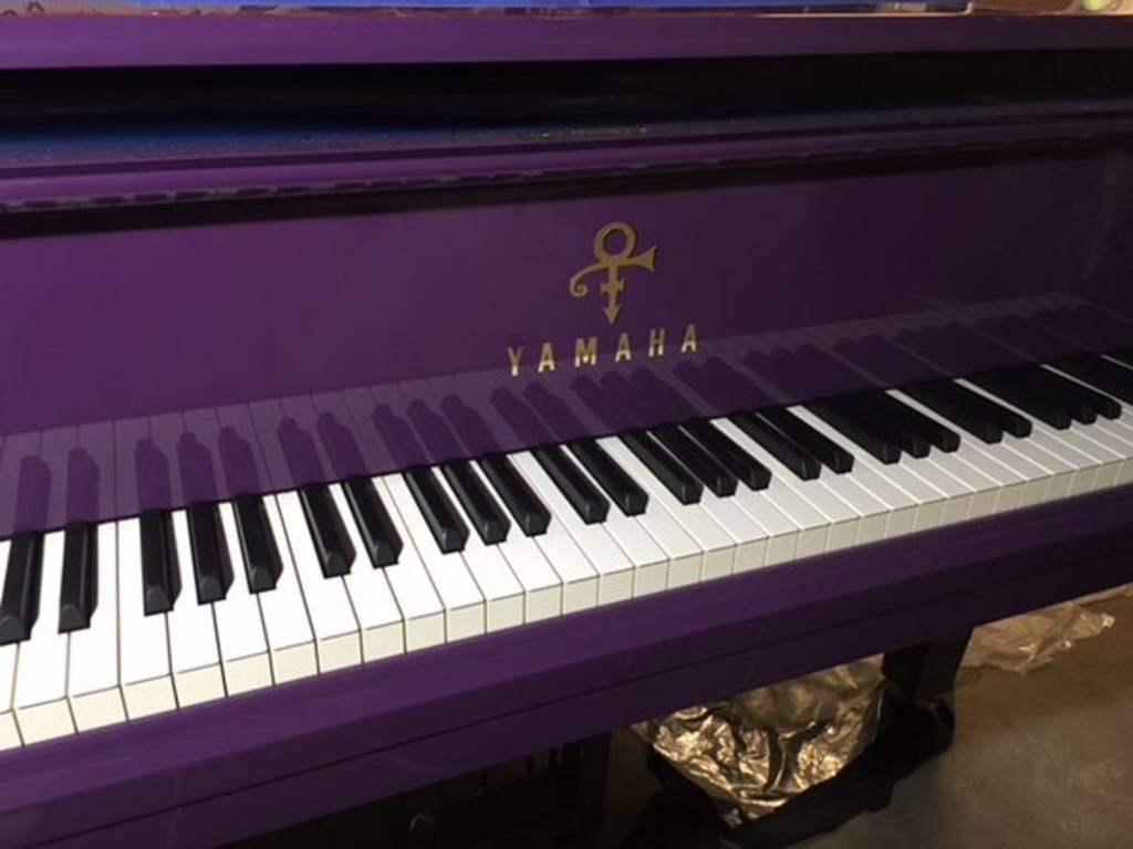 Instrumento. El cantante Prince iba a salir de gira con un piano morado personalizado.