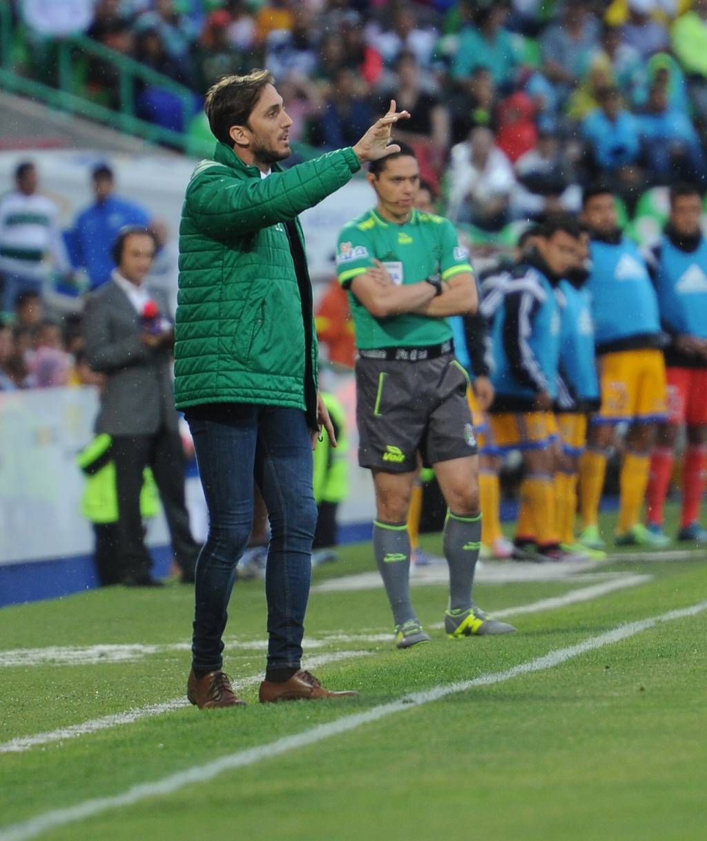 El entrenador del Santos, Luis Zubeldía, se manifestó con satisfacción acerca del resultado. (Ramón Sotomayor)