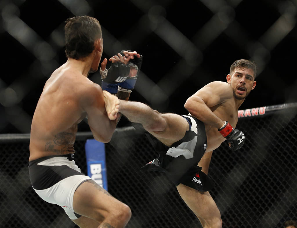 Yair Rodríguez patea a Andre Fili durante su combate de artes marciales mixtas de la UFC. El mexicano Yair Rodríguez brilla y noquea en UFC 197