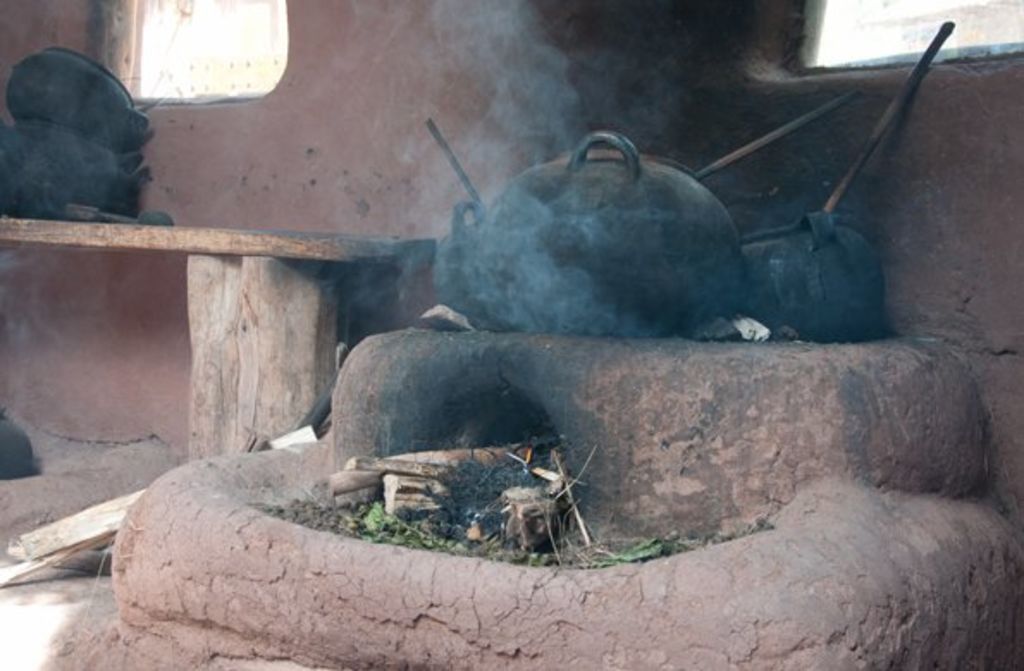 La exposición al humo de leña, considerada la segunda causa de dicha afección, es tan nocivo que afecta en gran medida al sector femenino de las zonas rurales de México porque con ella cocinan. (NOTIMEX)