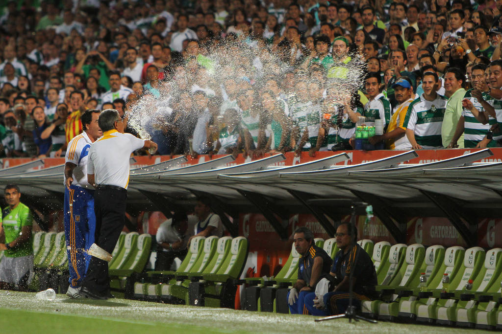 El técnico de Tigres, Ricardo 'Tuca' Ferretti, respondió a una agresión de los aficionados santistas en 2013.  (Jam Media)