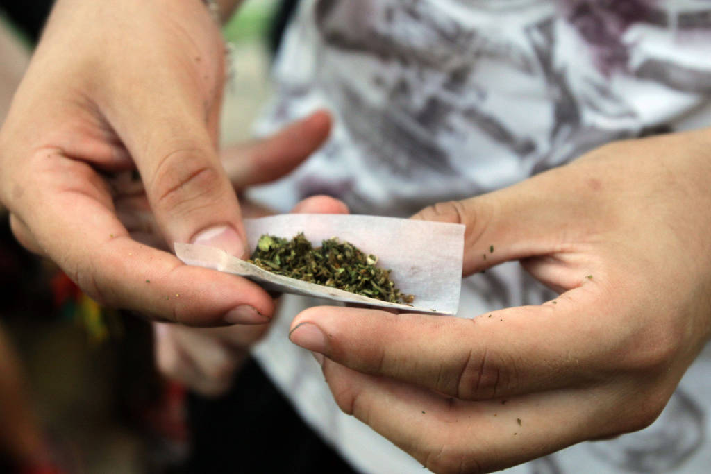 Consumo. Las propuestas que se generan sobre la apertura y legalización de los usos de marihuana pueden incrementar el consumo. (AGENCIAS)