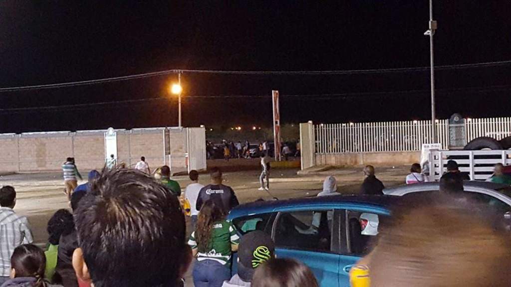 La intervención tardía de la Policía Municipal ha sido criticada por comentaristas deportivos de televisoras nacionales así como por aficionados del club Santos Laguna. (TWITTER)
