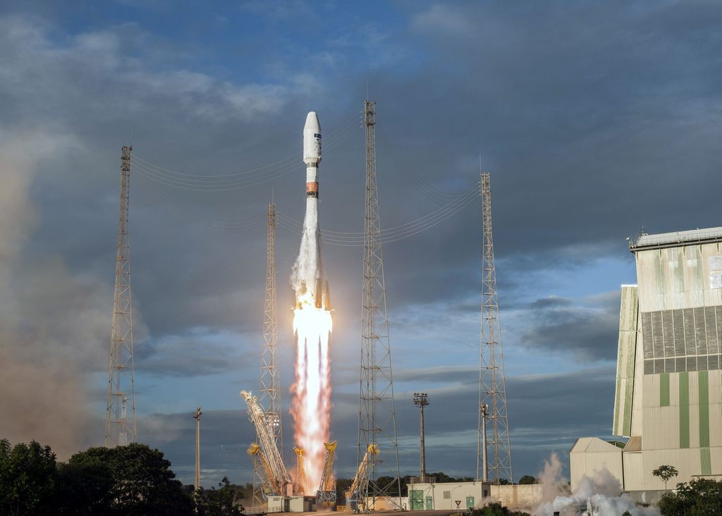 El lanzamiento se produjo en un cohete Soyuz, que además del Sentinel-1B, lleva a bordo tres pequeños satélites CubeSats y el satélite Microscope de la agencia espacial francesa, CNES. (EFE)