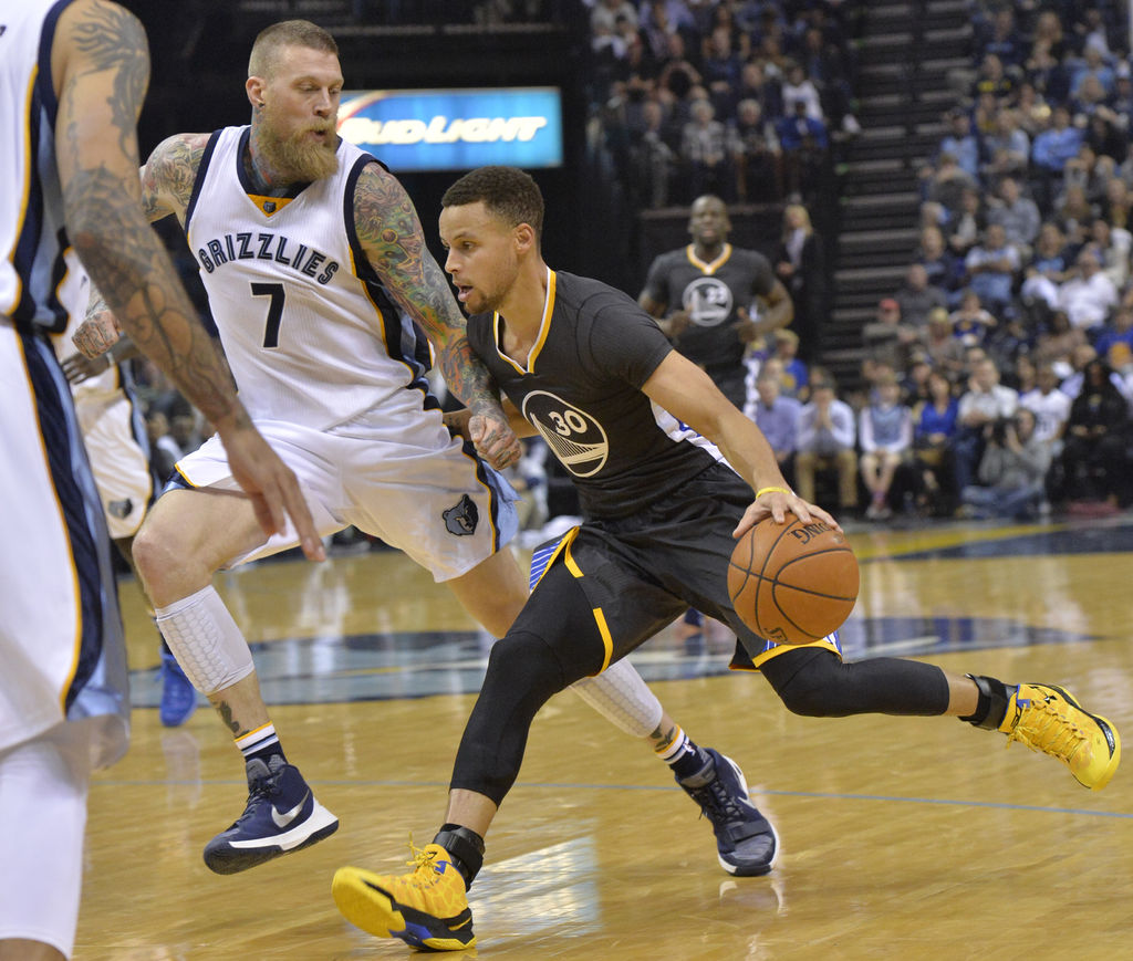 Curry estará fuera al menos dos semanas por una lesión en la rodilla. 