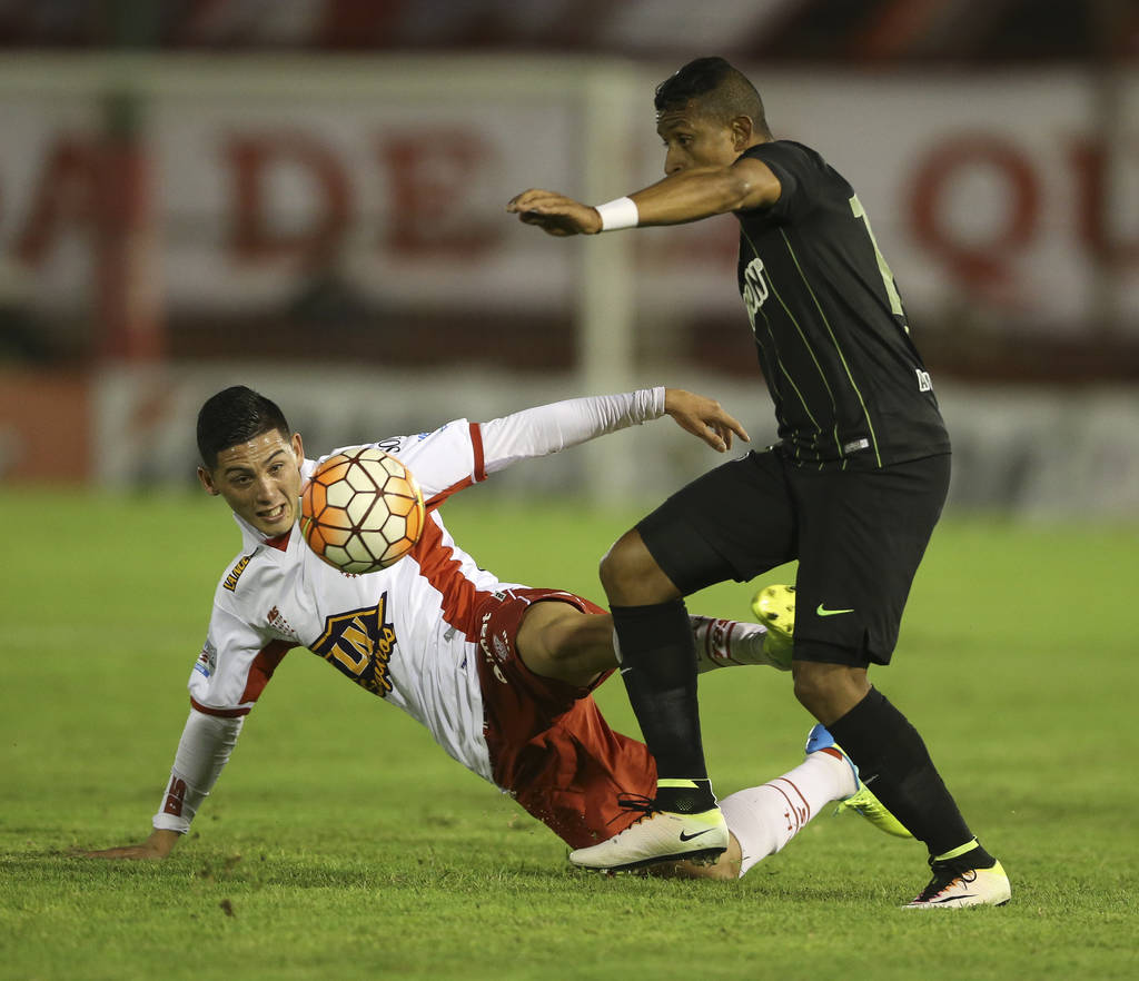 Hugo Nervo (i) de Huracán disputa el balón con Luis Ruiz de Atlético Nacional, en el partido de octavos de final de la Copa Libertadores. (EFE)