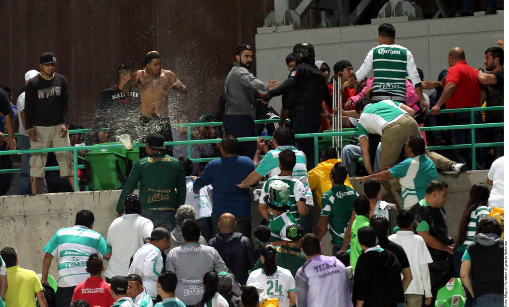 Las agresiones pasaron de los insultos a los golpes el sábado pasado en el interior del estadio Corona, en una situación que rebasó a la seguridad del inmueble. (Agencia Reforma)