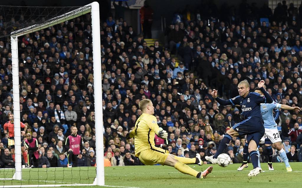 Pepe (d) de Real Madrid ante Joe Hart (i) de Manchester City, durante el partido de ida de las semifinales. (EFE)
