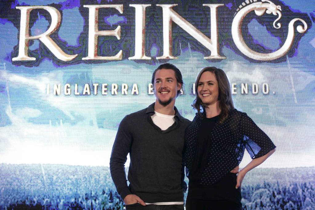Visita. El acot Alexander Dreymon quien da vida a 'Uhtred' y la actriz Emily Cox, quien aparece como 'Brida', promocionan la serie de History Channel en nuestro país.