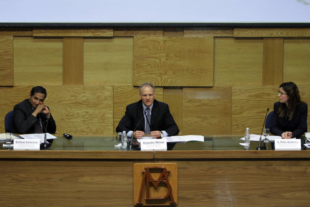 Perspectiva.  Krishna Srinivasan, Alejandro Werner y Pelin Berkmen, durante la presentación del Informe Panorama Económico Regional de América Latina.